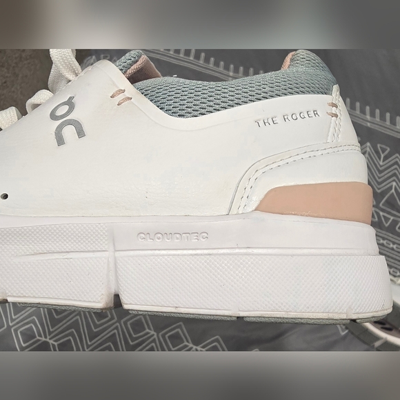 On Womens THE ROGER Advantage Shoes Size 8 - Picture 4 of 7